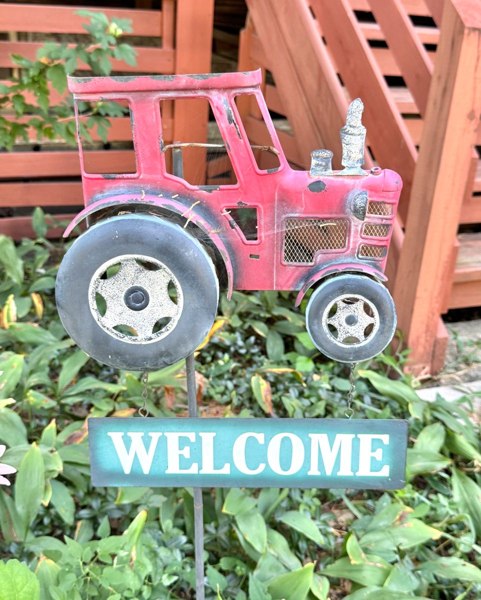 Rustic Red Tractor Welcome Sign – Vintage Farmhouse Garden Decor