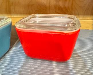 Vintage Pyrex Red Refrigerator Dish with Lid – Collectible Retro Kitchen Storage