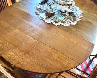 Antique Oak Dining Table with Pedestal Base & Extension Leaves – Early 20th Century