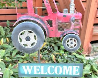 Rustic Red Tractor Welcome Sign – Vintage Farmhouse Garden Decor