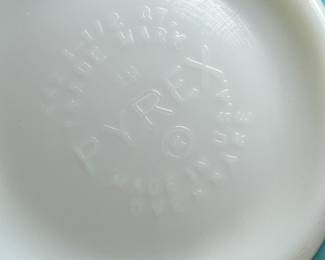 Mid-Century Pyrex Amish Butterprint Bowl – White on Turquoise 1950s