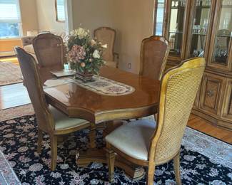 Table with 2 leaf.and 6 chairs 