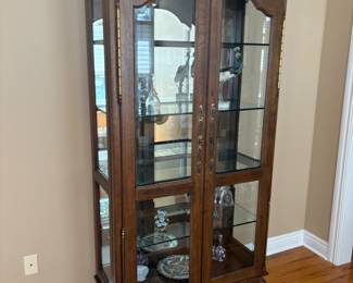 Curio cabinet comes with key 