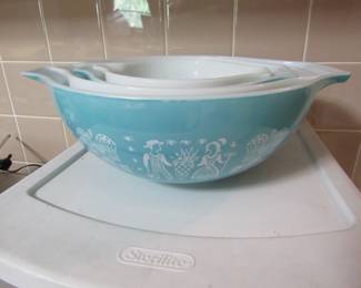 Pyrex nesting bowls 