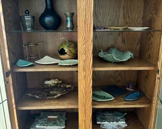Nice curio cabinet with upscale decor items!