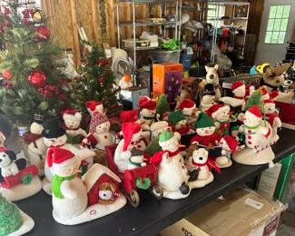Over 30 animiated Christmas figurines!