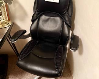 Very Good Office Chair / with paper