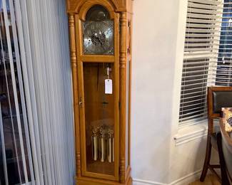 Howard Miller long case Clock / working well