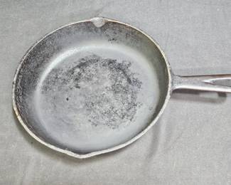 Vtg #7 Unmarked Cast Iron Skillet with Heat Ring