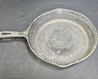 Vintage Unmarked #8 Cast Iron Skillet Made in USA