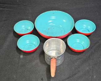 Vtg Measuring Cup & 5-Pc Tin Litho Childs Bowl Set