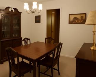 Federal styled Mahogany Dining Room Furniture; dining table & 6 chairs, sideboard / buffet, glass-front china hutch 