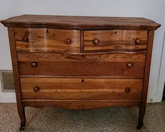 Beautifully crafted from quarter sawn oak, this early 20th century dresser features classic Arts & Crafts styling with a subtle bow front 