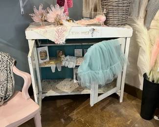 Adorable vintage cabinet.  Will make a cute hutch