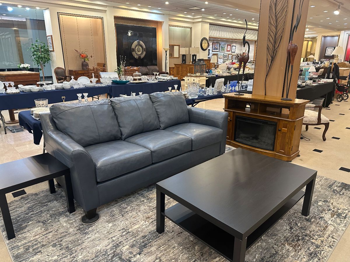 This leather sofa is in excellent like new condition!