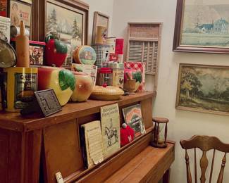 Bacon press, cookie jars, mason jars, tins & washboards! I’d like all of this in a farmhouse kitchen. 