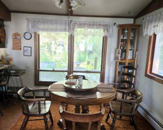 TRADITIONAL DINETTE TABLE AND CHAIRS, DECOR
