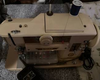 vintage 401 singer sewing machine with case.