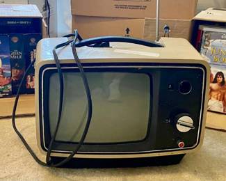 076 Vtg. RCA TV