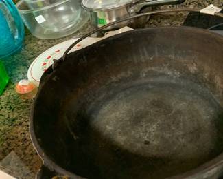 #169 Cast Iron Dutch Oven w/handle - 10x5 $35.00