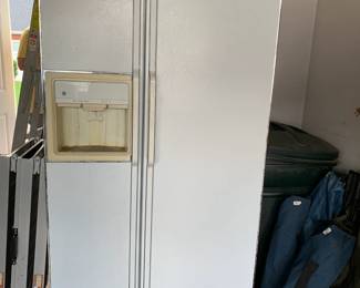 #153 GE Refrigerator SXS - Working 25cu $100.00