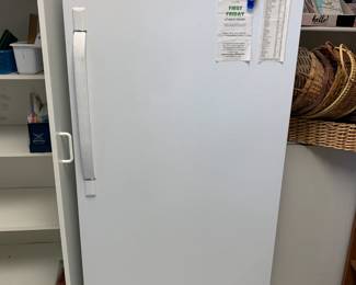 #113 Frigidaire Manual Upright Freezer - 15cu $100.00