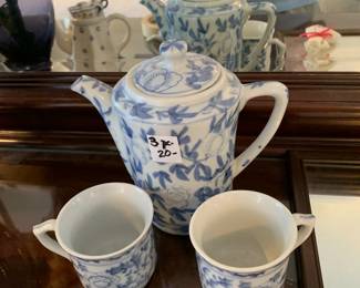 #206 Blue & White Teapot w/2 teacups $20.00