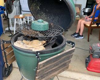 #164 Big Green Egg w/2 side Trays w/cover on Metal Stand $200.00