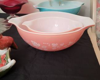 VINTAGE PYREX PINK BOWLS