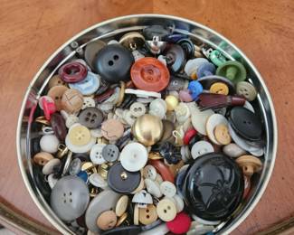 TIN OF VINTAGE BUTTONS