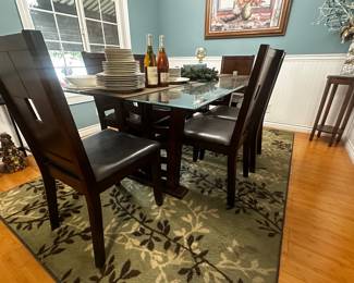 Beautiful dining table excellent condition
$75