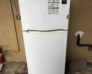 Working mini refrigerator needs to be cleaned $10