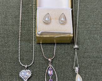 Pendant necklaces