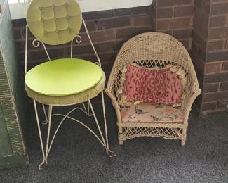 ANTIQUE CHILD'S WICKER CHAIR