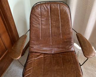 Mid-century Modern Homecrest wire farm swivel chair with leather arms and pad.