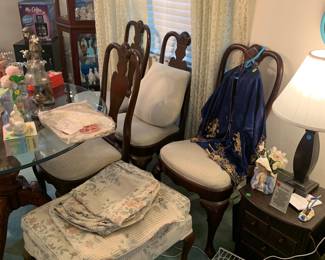 Dining chairs, side table, lamp 