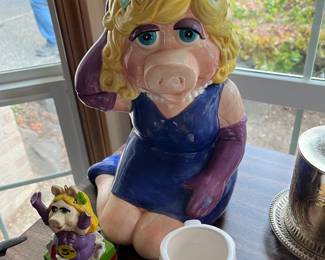 Miss Piggy cookie jar -- vintage collectible - valuable - $80