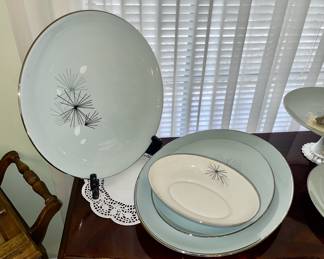 Silver Pine by Franciscan
- 13.5" Round Chop Plate
- 12.5" Oval Platter
- 16" Oval Platter
- 9" Oval Vegetable Bowl