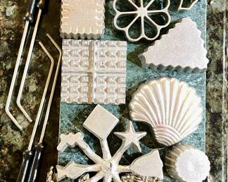 Vintage Hirco Metal Waffle Baeker 12pc Set