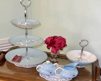 Silver Pine by Franciscan
- 9" 3 Tier canapé
- Creamer & Lidded Sugar set
- footed nut bowl with handle