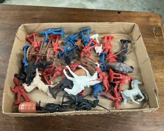 Plastic Revolutionary Army Men, Horses and Accessories Toys