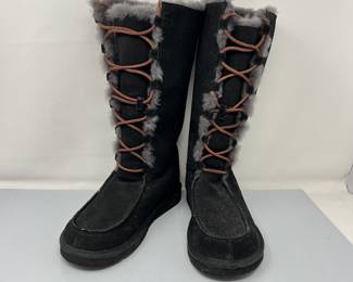 Sz 8 UGG Black Suede Winter Boots with Faux Fur Lining and Lace Up Design