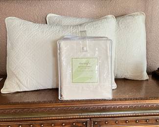 Queen DreamFit Natural Bamboo Luxury Sheet Set with Quilted Pillow Shams