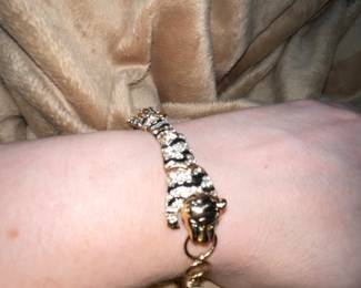 KATGI Fashion 18K Gold Plated Lovely Tiger Austrian Crystal Bangle Bracelet  $24