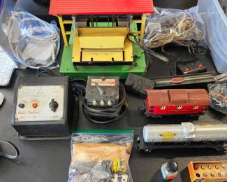 Lionel railroad pieces 1940s