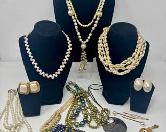 9 PearlLookStatementNecklacesEarringsAccents