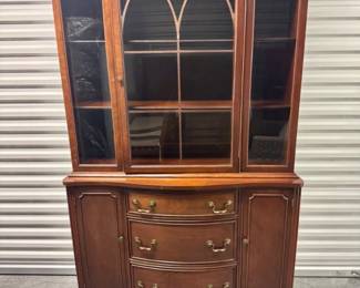 40 ThomasvilleChinaHutchPetiteVintageCabinetwGlassDoors