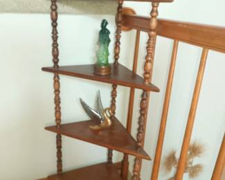 Corner display shelf