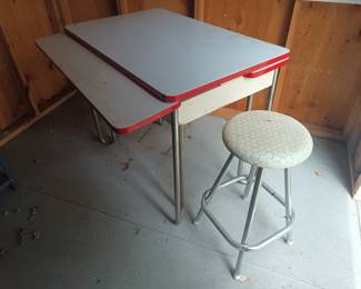 Enameled metal retro table