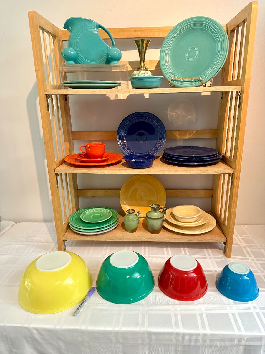 Pyrex in beautiful condition and vintage Fiestaware